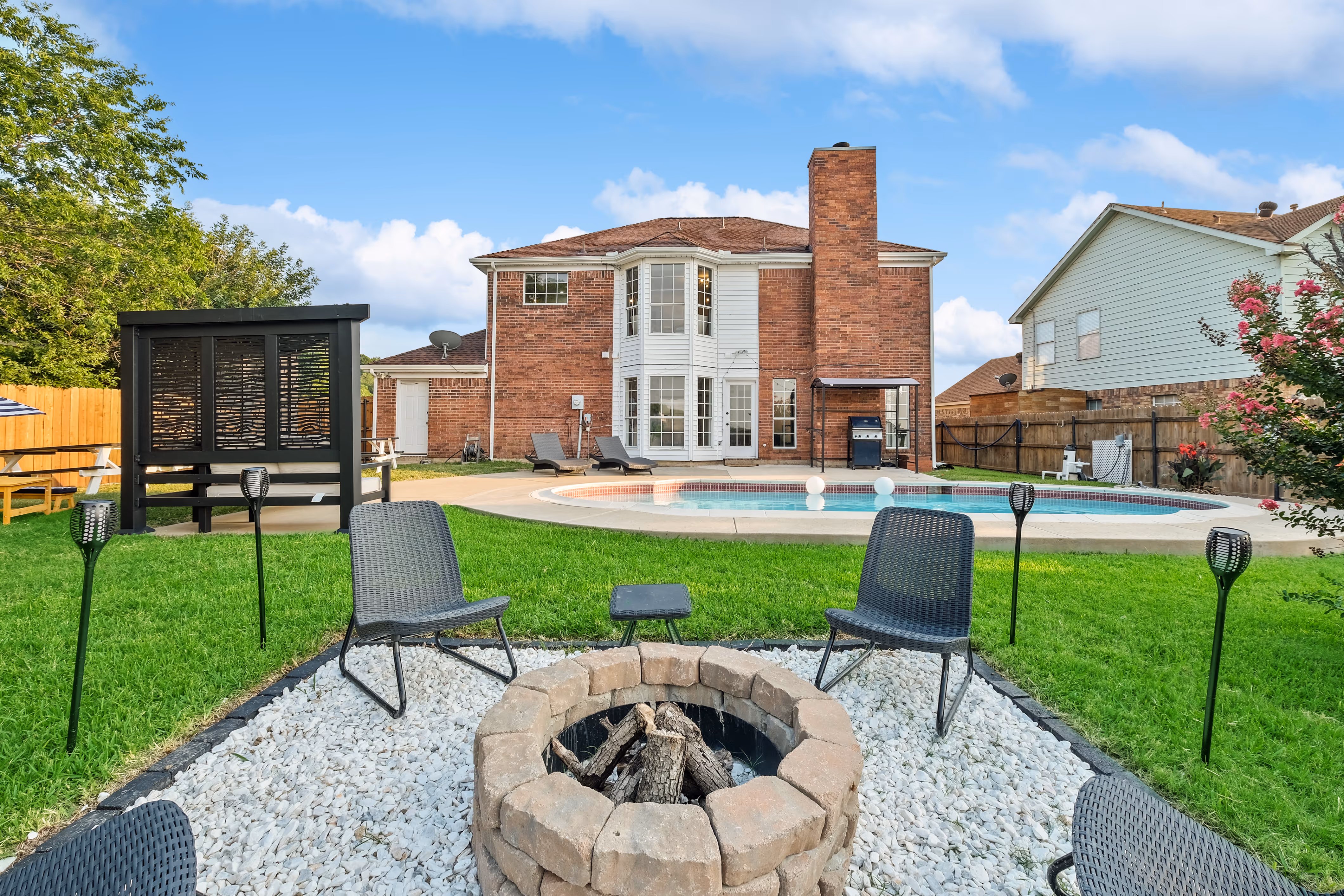 Dallas — Quiet ridges, big yards.